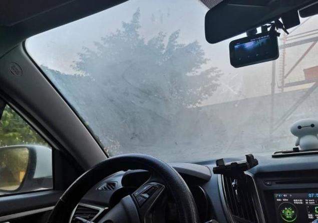 下雨开车玻璃起雾怎么快速除雾,下雨车窗起雾免费小妙招