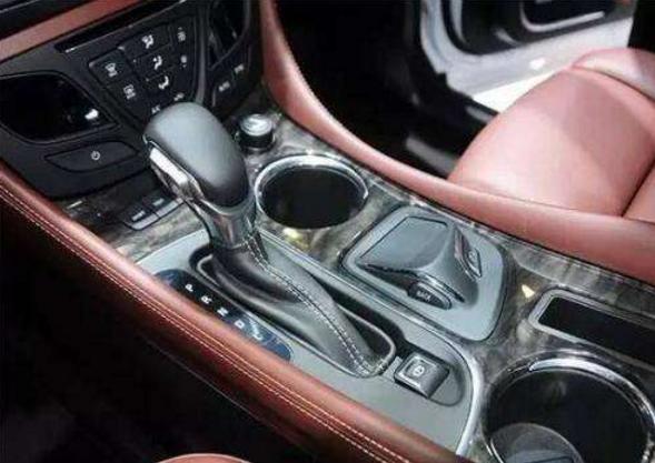 高速开车突然爆胎紧急处理,高速突然爆胎采取安全措施是什么