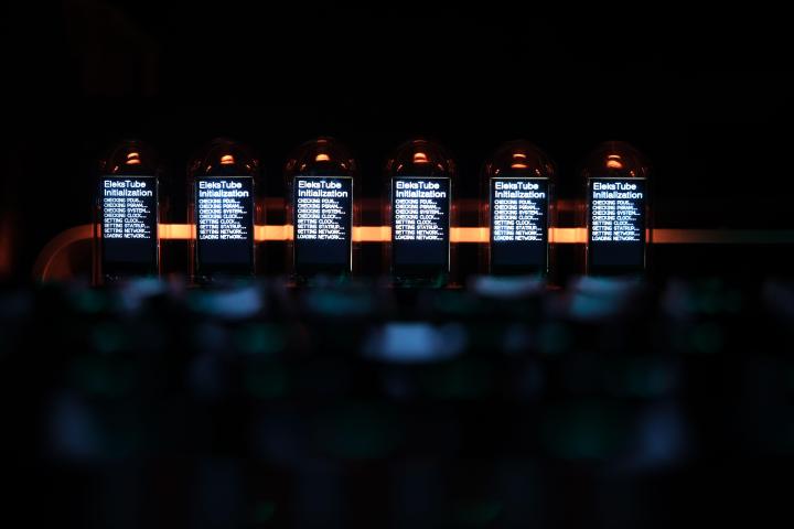 推荐一款简单精致的电脑桌 (实木电脑桌效果图大全2015款)