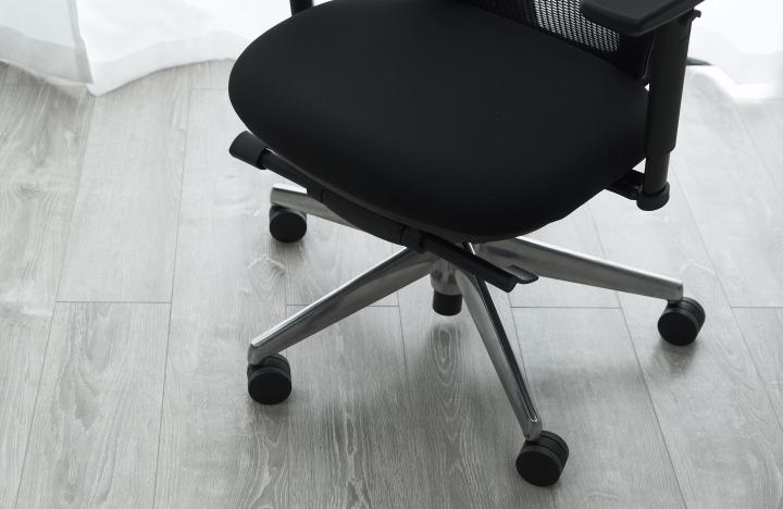 推荐一款简单精致的电脑桌 (实木电脑桌效果图大全2015款)