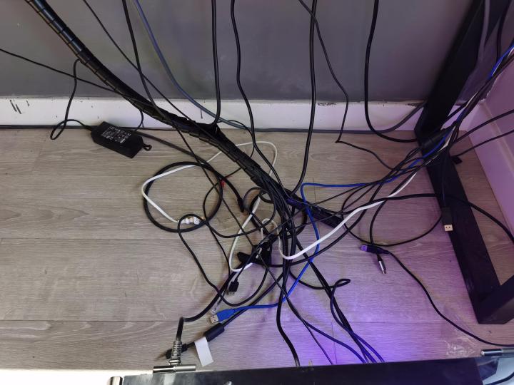 推荐一款简单精致的电脑桌 (实木电脑桌效果图大全2015款)