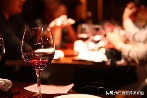 黄酒红酒白酒啤酒哪个更养生,红酒和白酒哪个养生