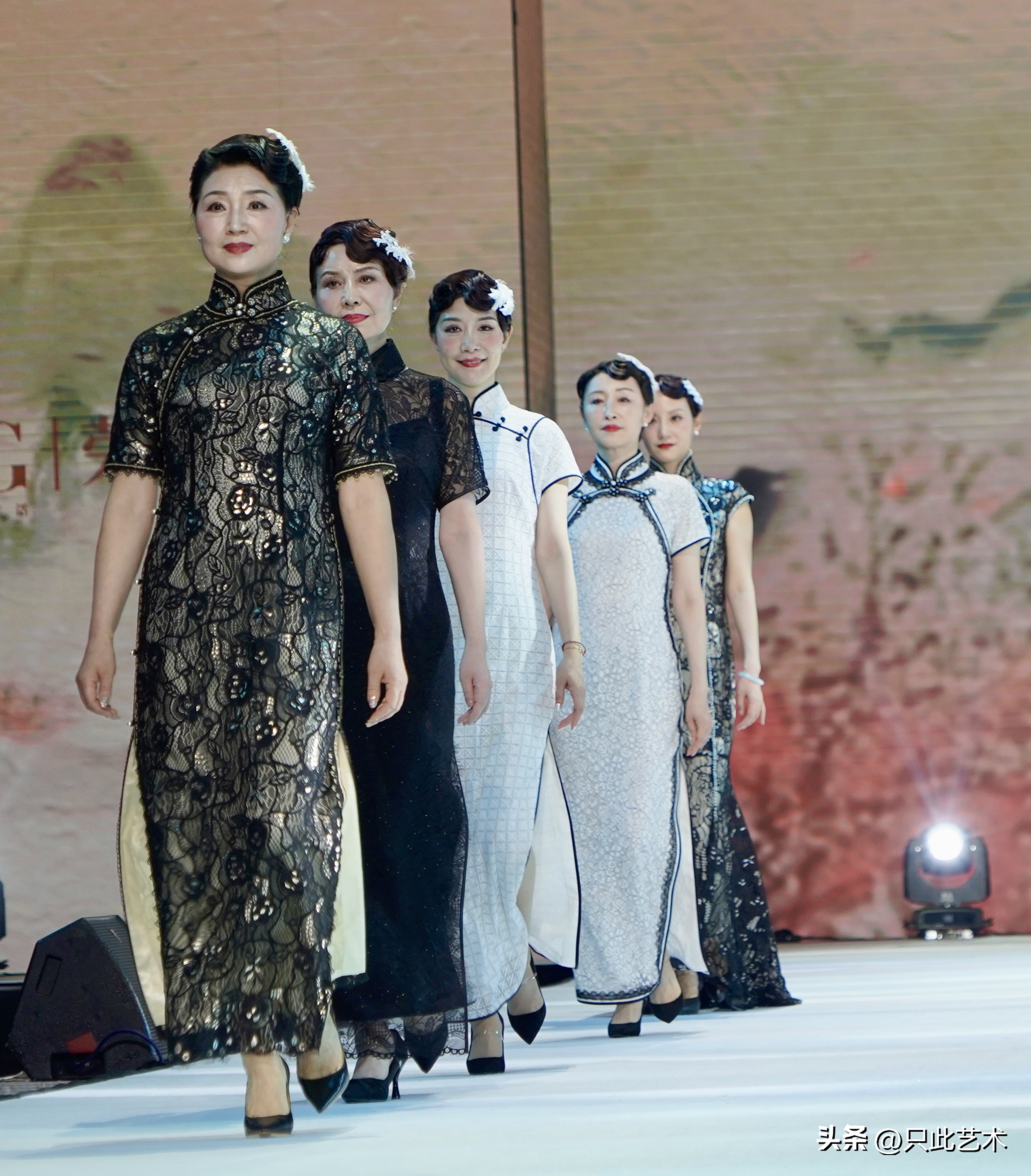 旗袍高贵优雅不过时,岁月容易催人老