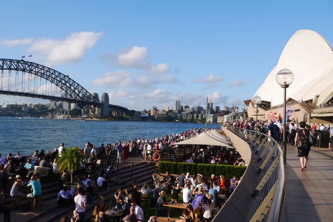 33岁关小姐在澳洲：挣脱母亲控制，远赴海外做按摩师，挣学费