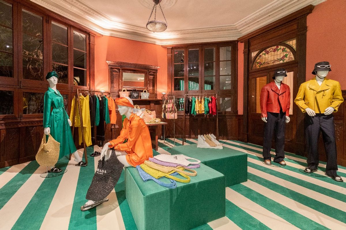 pradatropico快闪店,prada夏季新款黑白条纹风