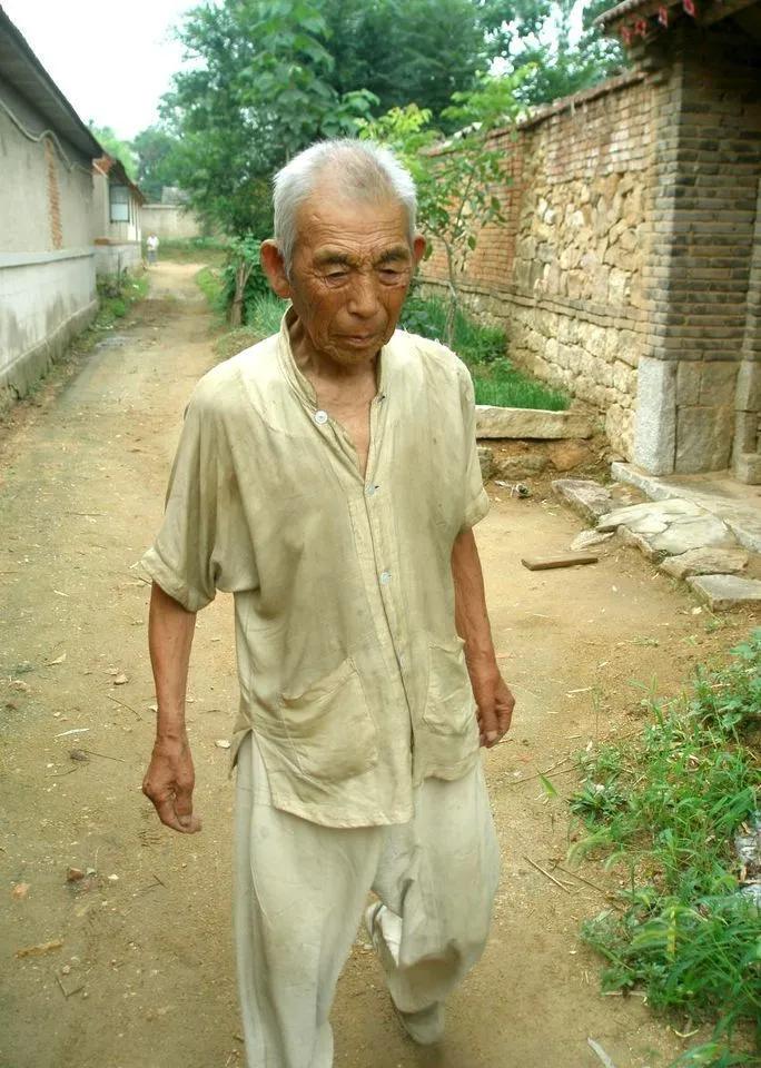 狗眼看人低老头捡破烂,狗眼看人低的有钱人