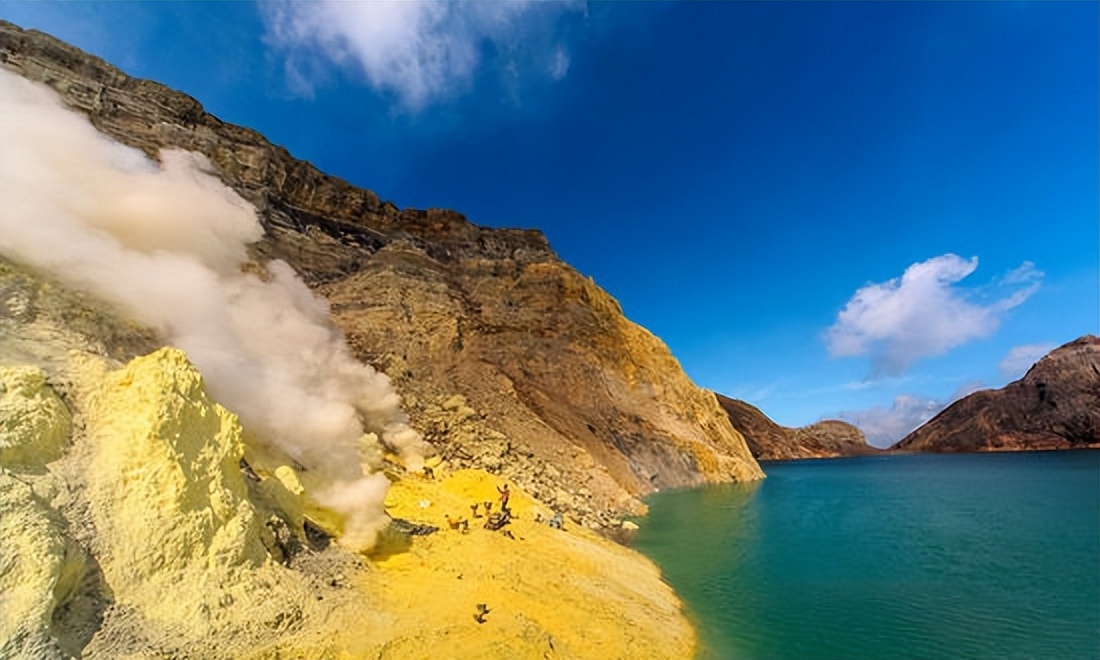 印度尼西亚火山矿工,印尼矿工火山口采硫磺
