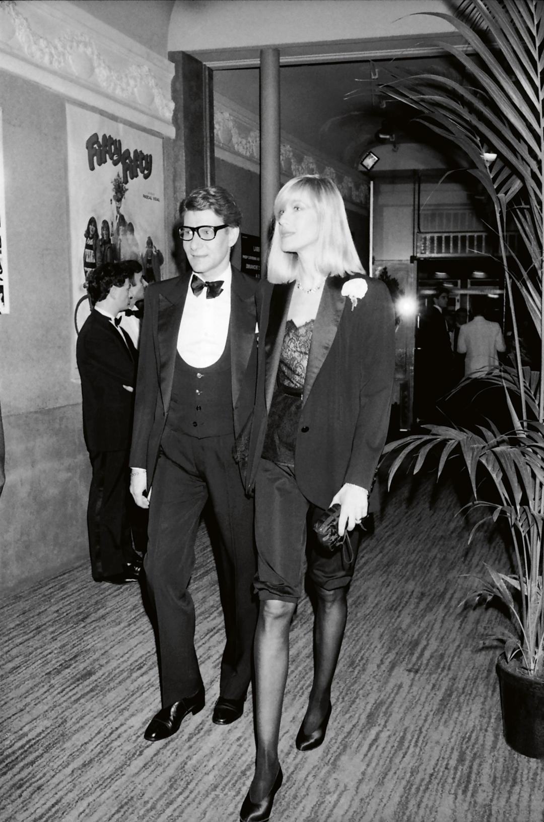 她风靡时尚圈，带火YSL吸烟装！婚纱穿皮草黑丝：我是自己的钻石