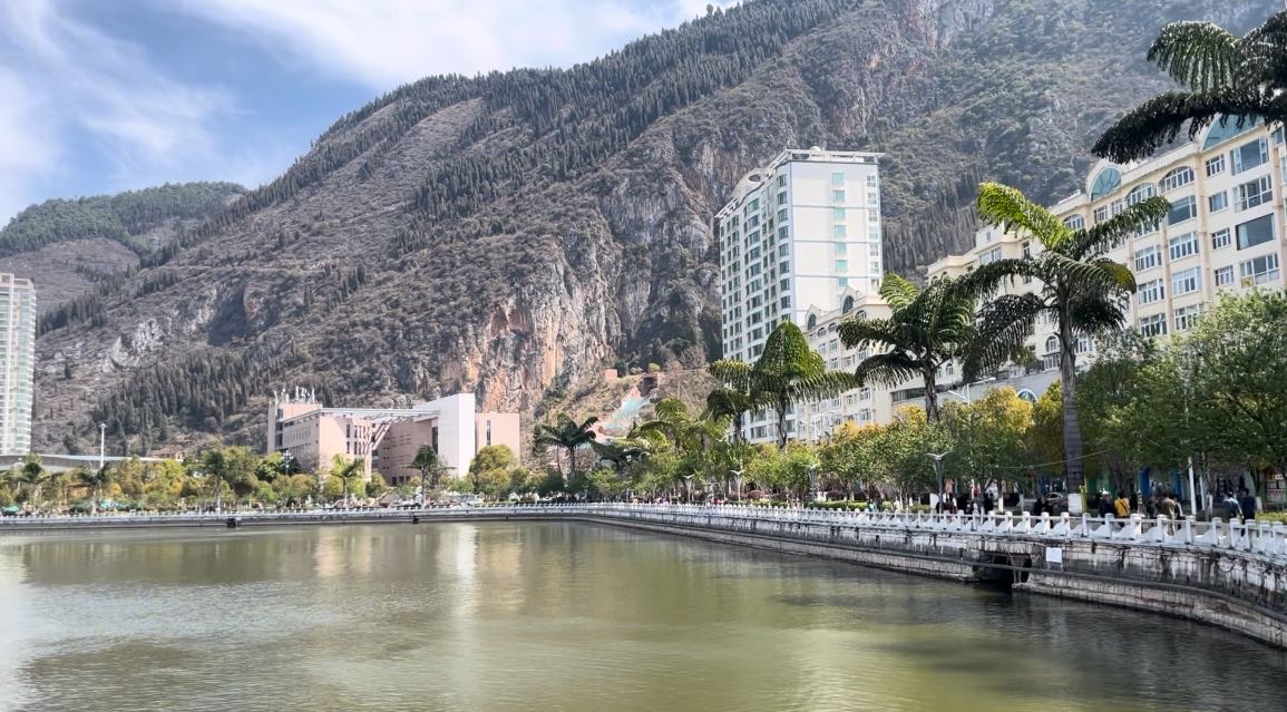 这里被誉为云南小香港，一度繁华，如今6万就能买套房