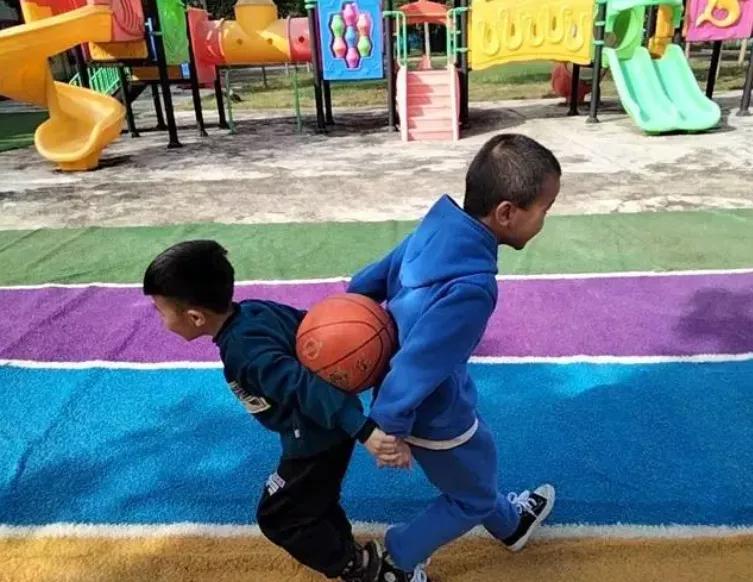 两个人夹着一个球叫什么,两个人夹篮球