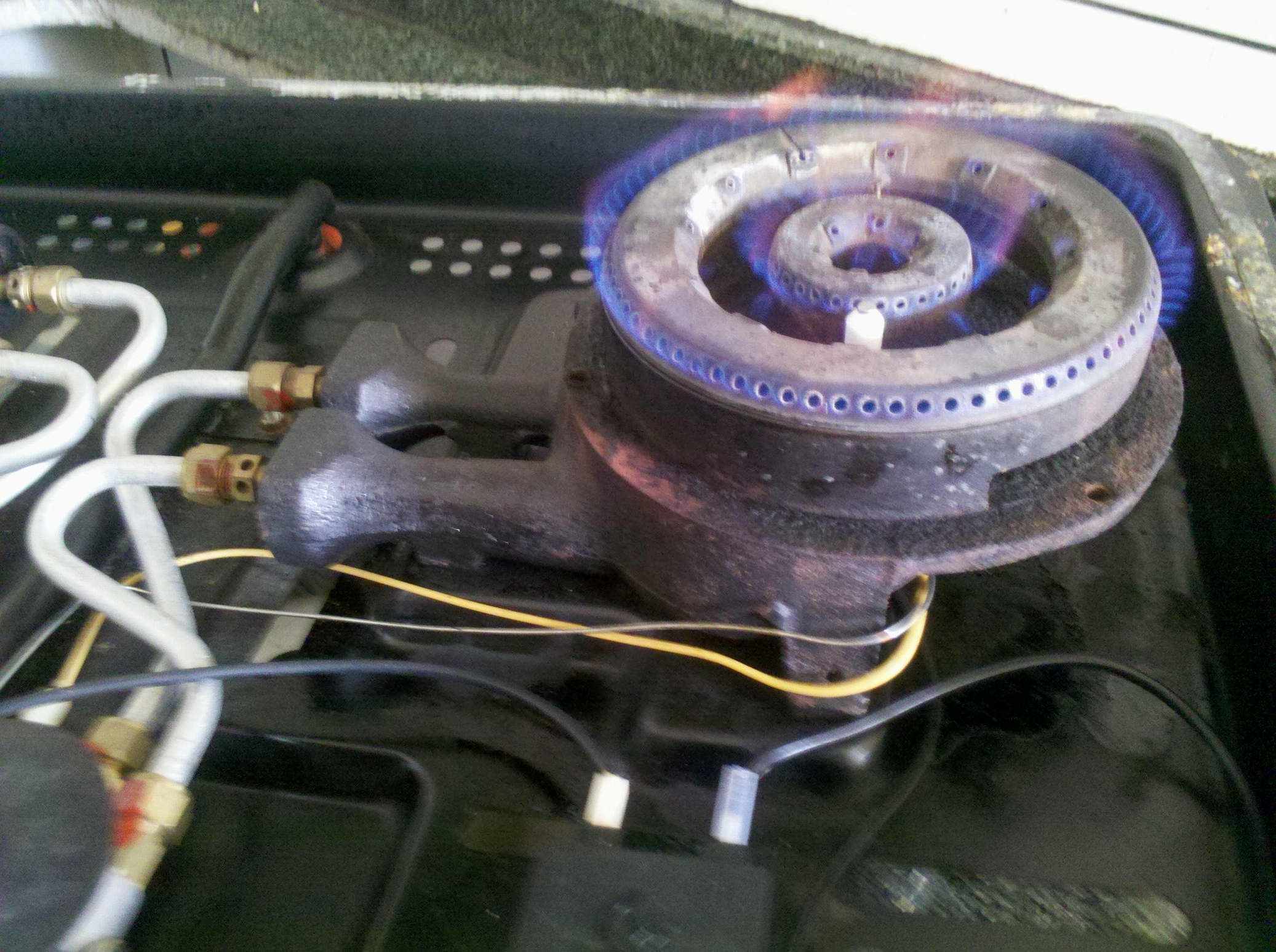 燃气灶打着后十几秒自动熄火,有熄火保护的燃气灶打着又灭