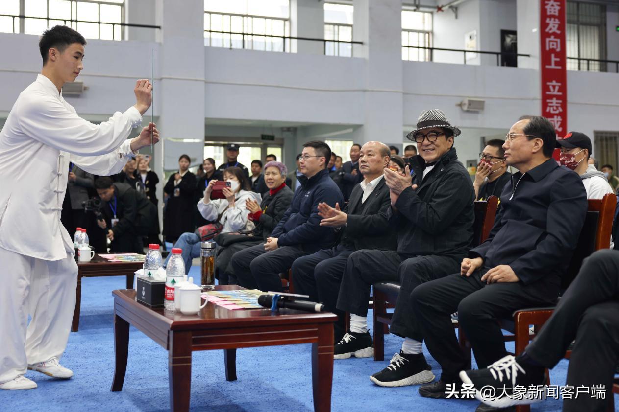 携《龙马精神》,成龙与河南功夫小子一起“壮志豪情”