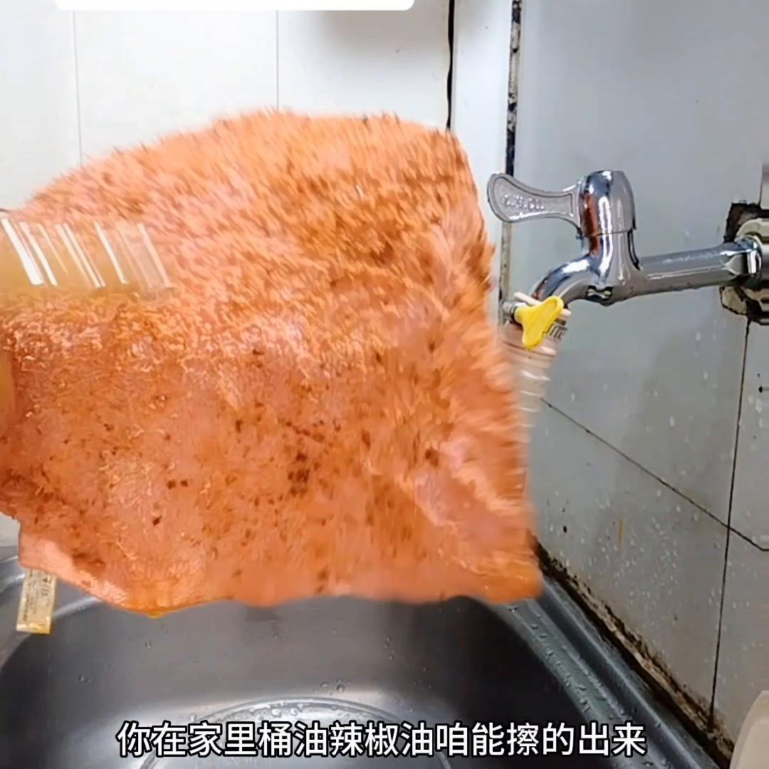 辣椒油弄到衣服上怎么洗掉,辣椒油溅到白衣服上怎么办