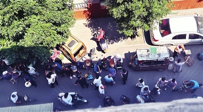 天津日报：河东区天山东路占路摊贩打游击，居民不堪其扰