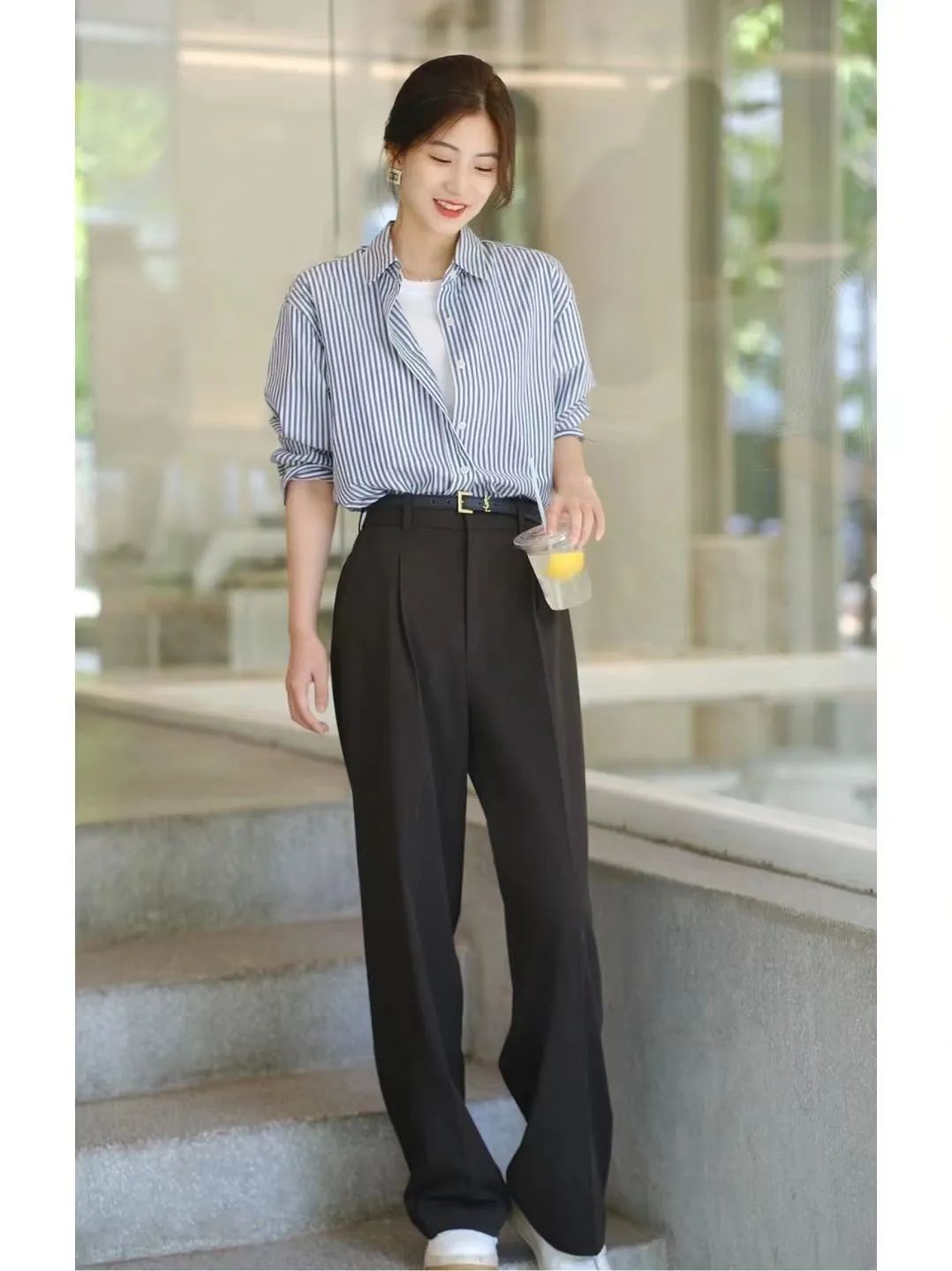 黑裤子极简穿搭高级又有范儿,黑裤子的搭配秋天