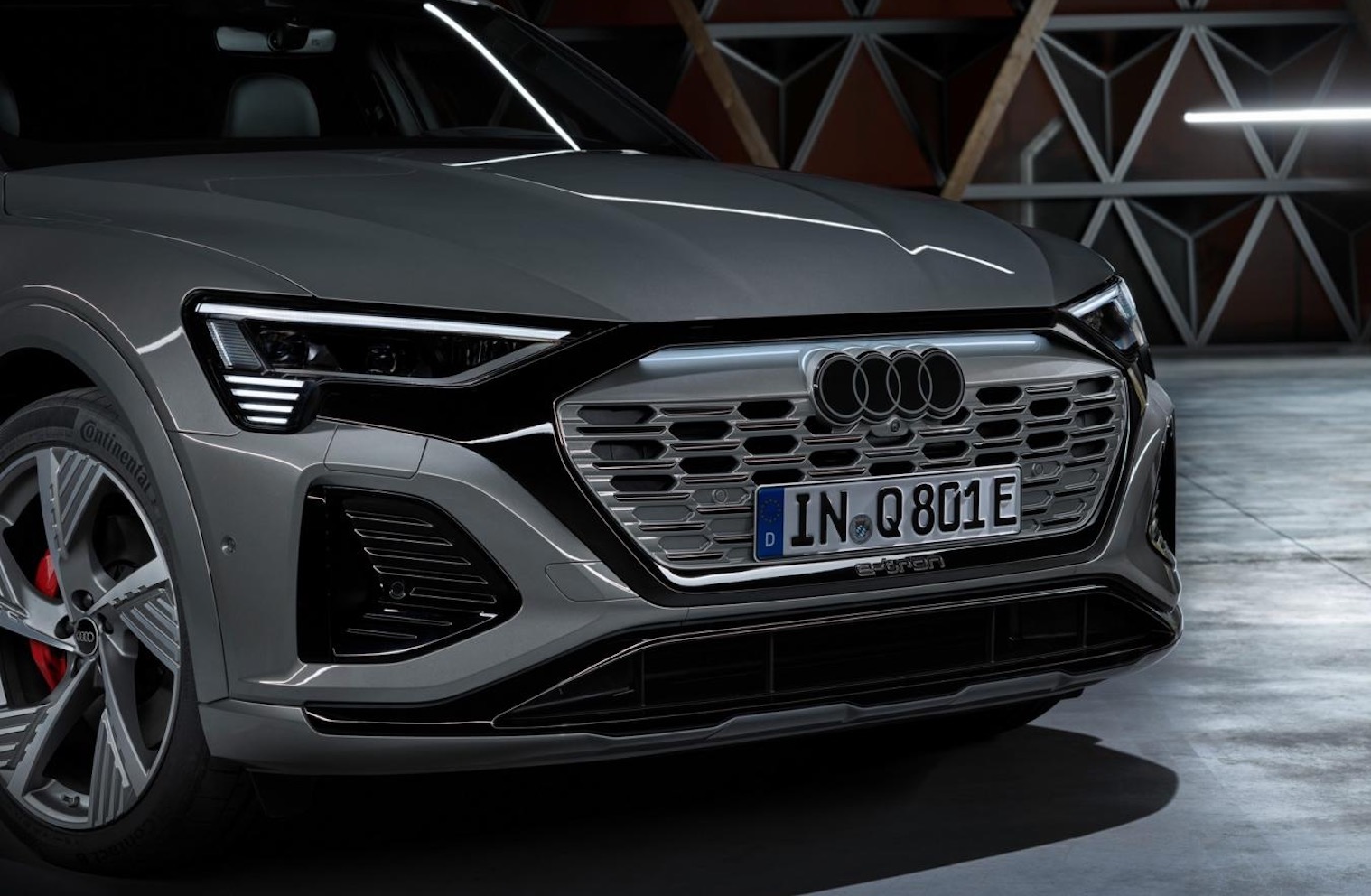 奥迪logo发光,奥迪换新标logo