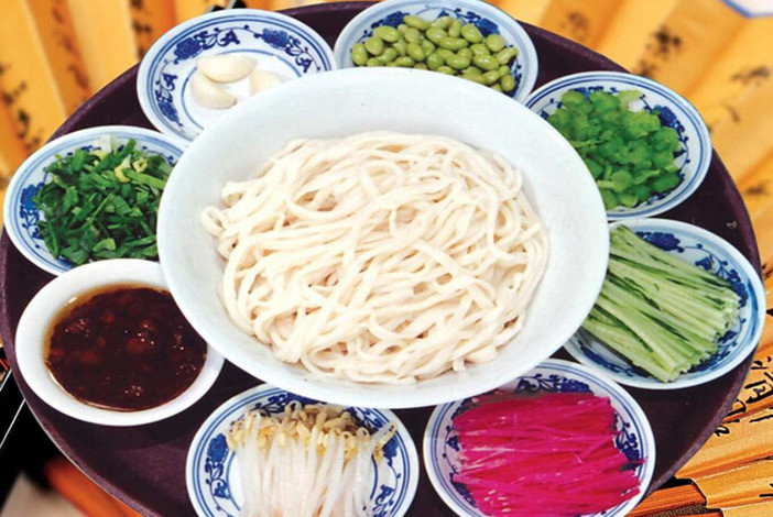 炸酱肉丝面条怎么做最好吃,芹菜炒肉炸酱面的做法