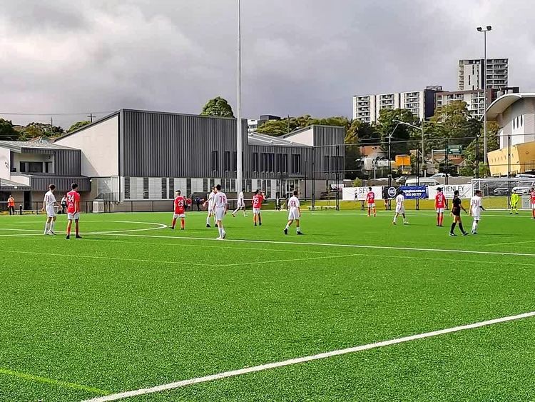 在悉尼PenshurstPark彭斯赫斯特公园球场，看一场社区少年足球赛