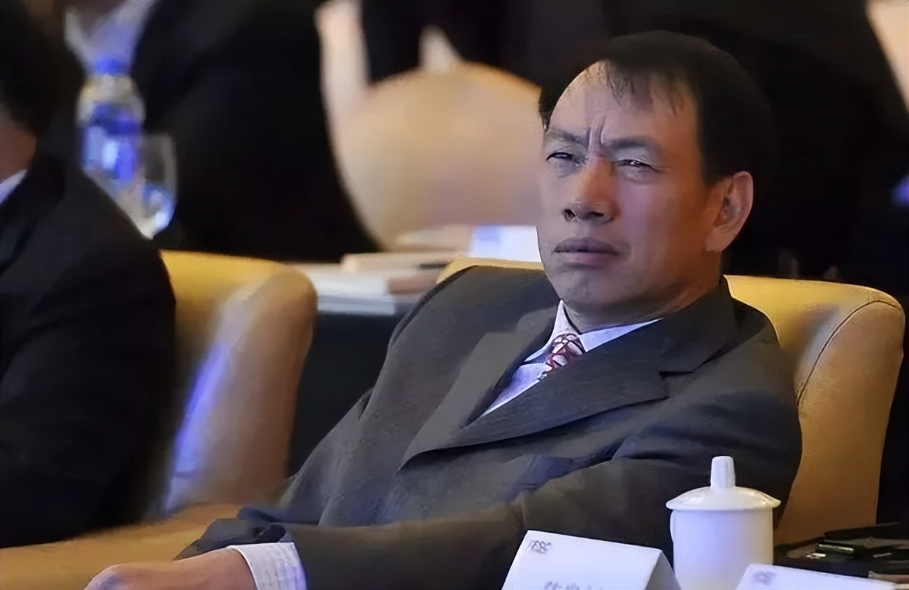 他小学没毕业，花10亿把“打工皇帝”招至麾下，600亿身价还*税逃**
