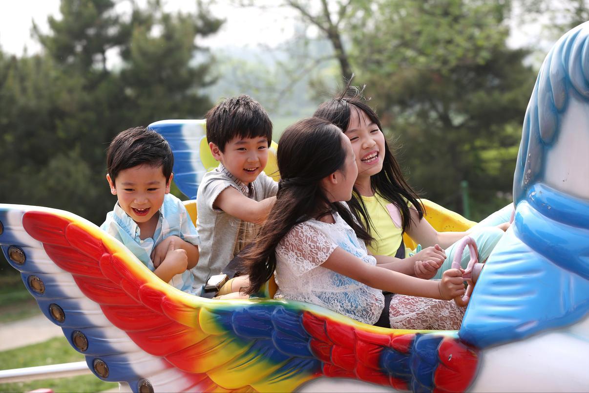 男孩踢球撞大妈被打到住院,小男孩踢球撞到大妈被打