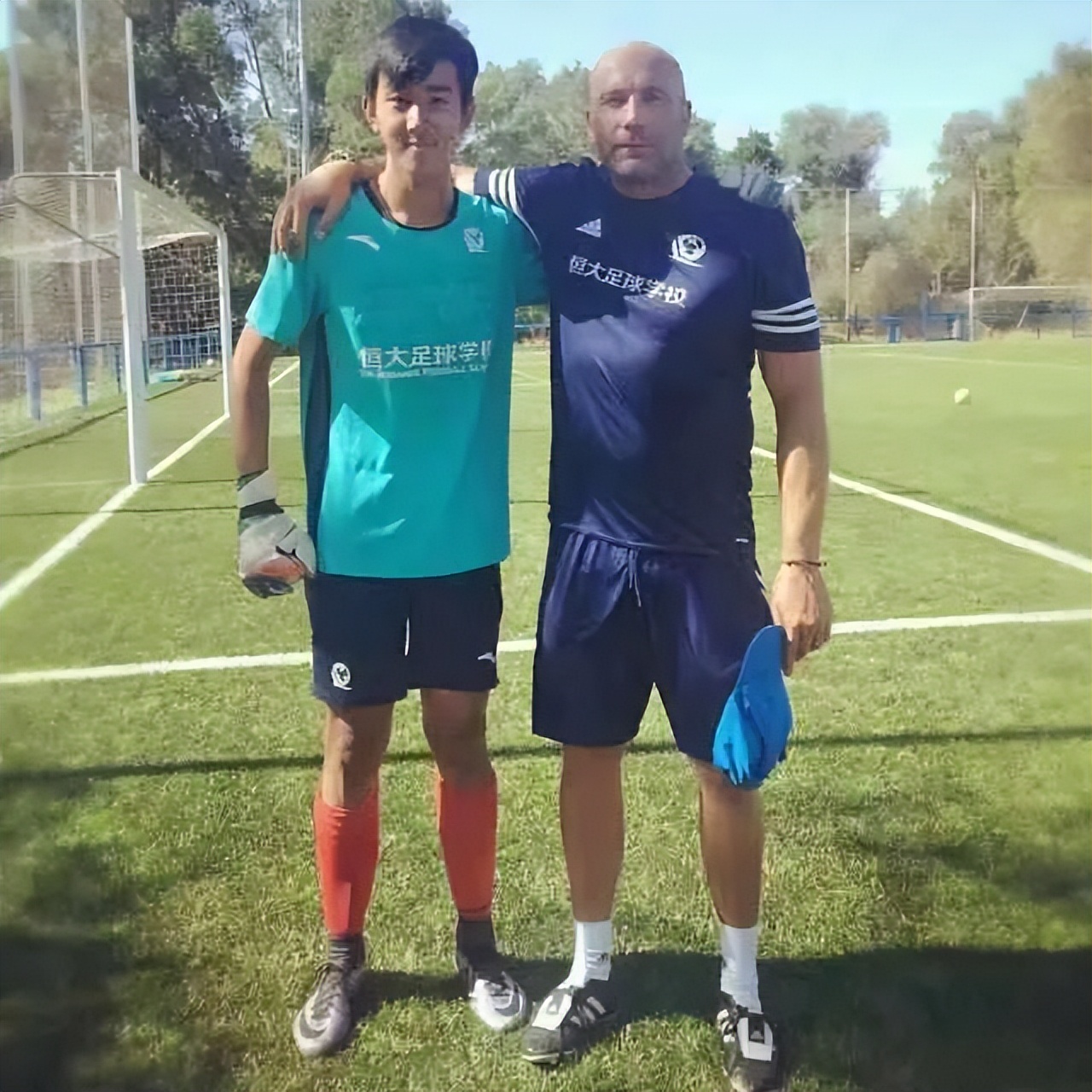 足球少年一路前行,足球少年逆风而行