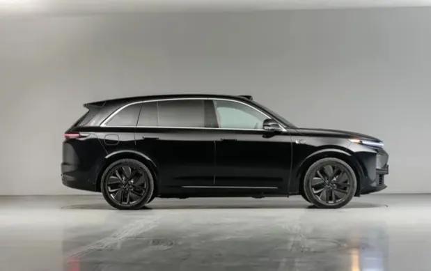 新能源汽车冲进餐馆撞飞2人后续,福建泉州新能源车撞人