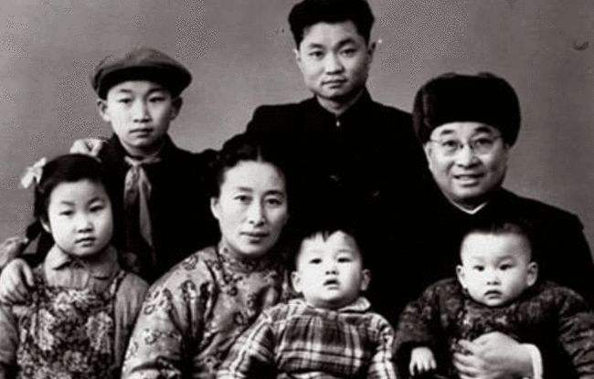 55年新军装设计出现争议，陈赓一句话逗笑全场，叶帅：你这个家伙