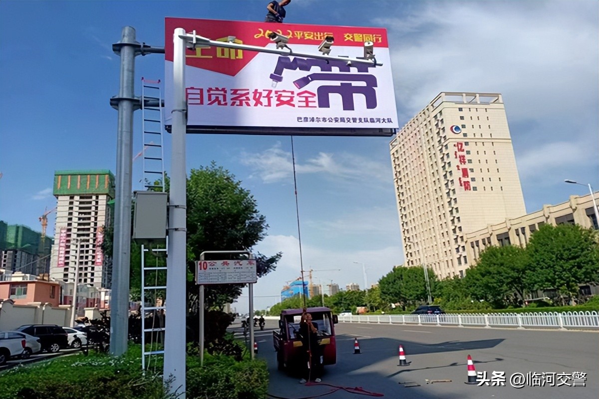 在小区宣传栏张贴交通安全警示牌,创城公益广告营造浓厚氛围