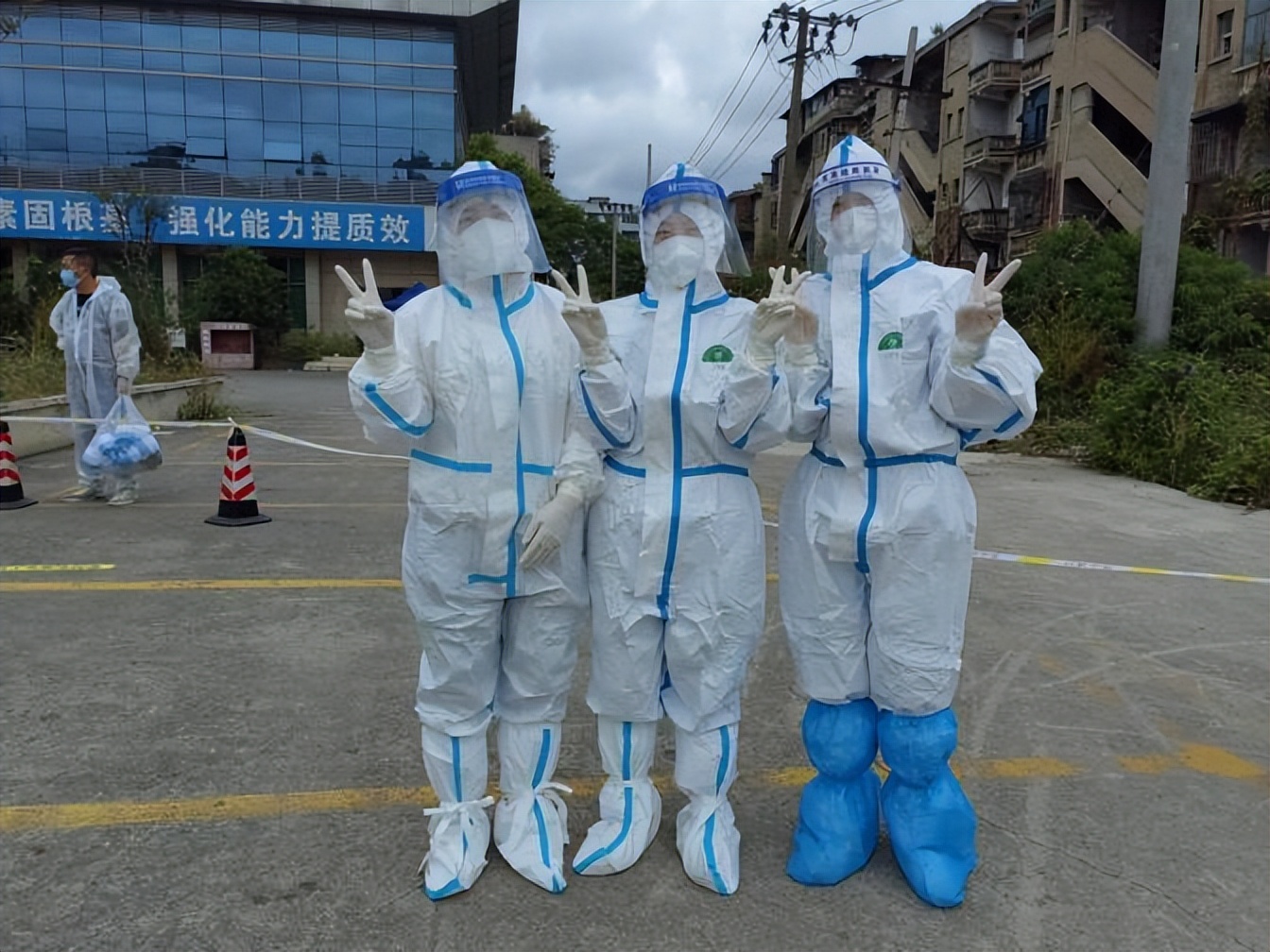 不忘初心坚守疫情防控,初心不改巾帼志愿者坚守战役前线