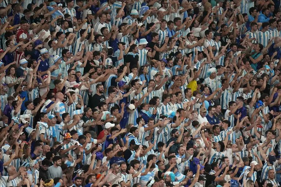 从侏儒少年到球王,从侏儒症到球王