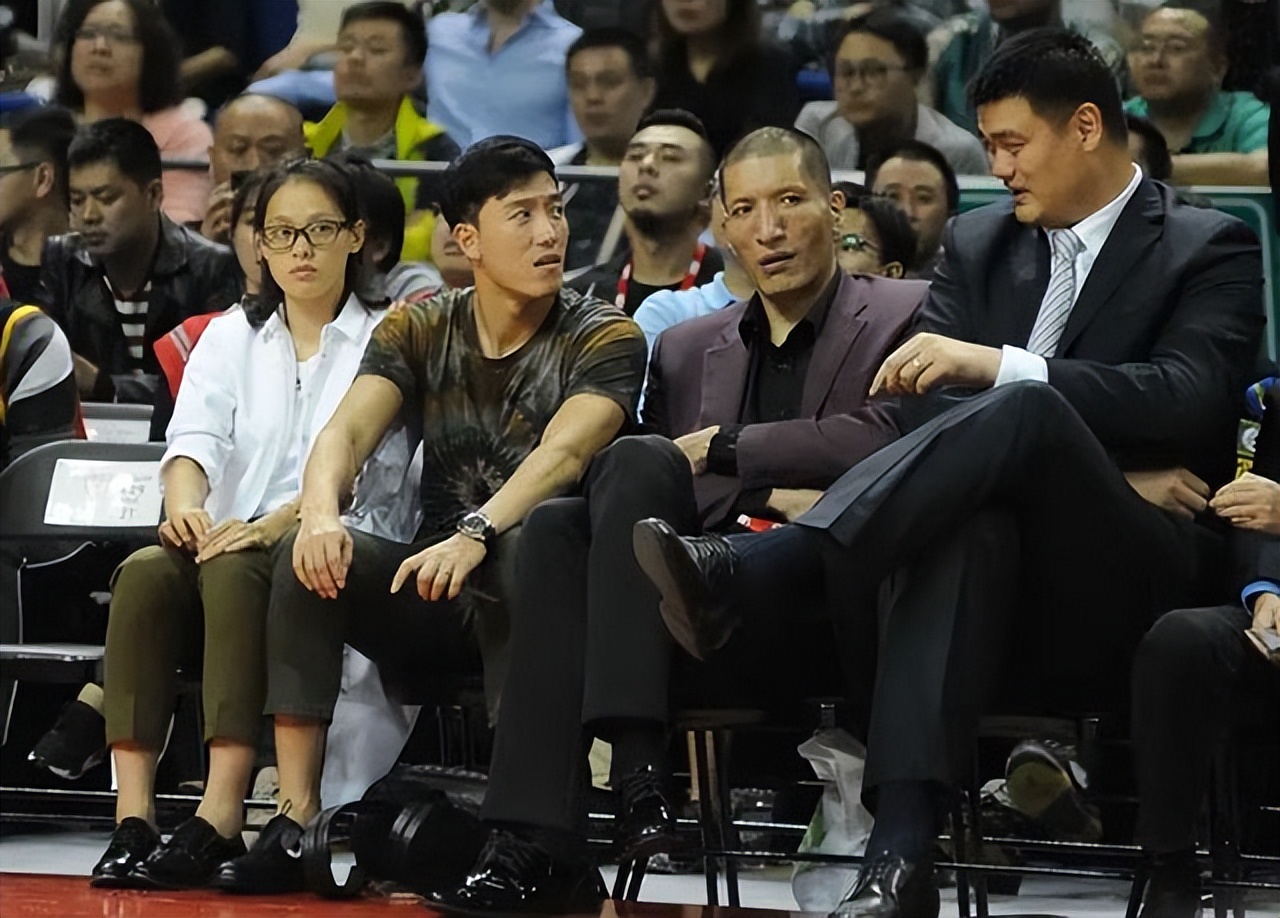 篮球巨星巴特尔：退役7年后，体形消瘦令人心疼，如今投身公益