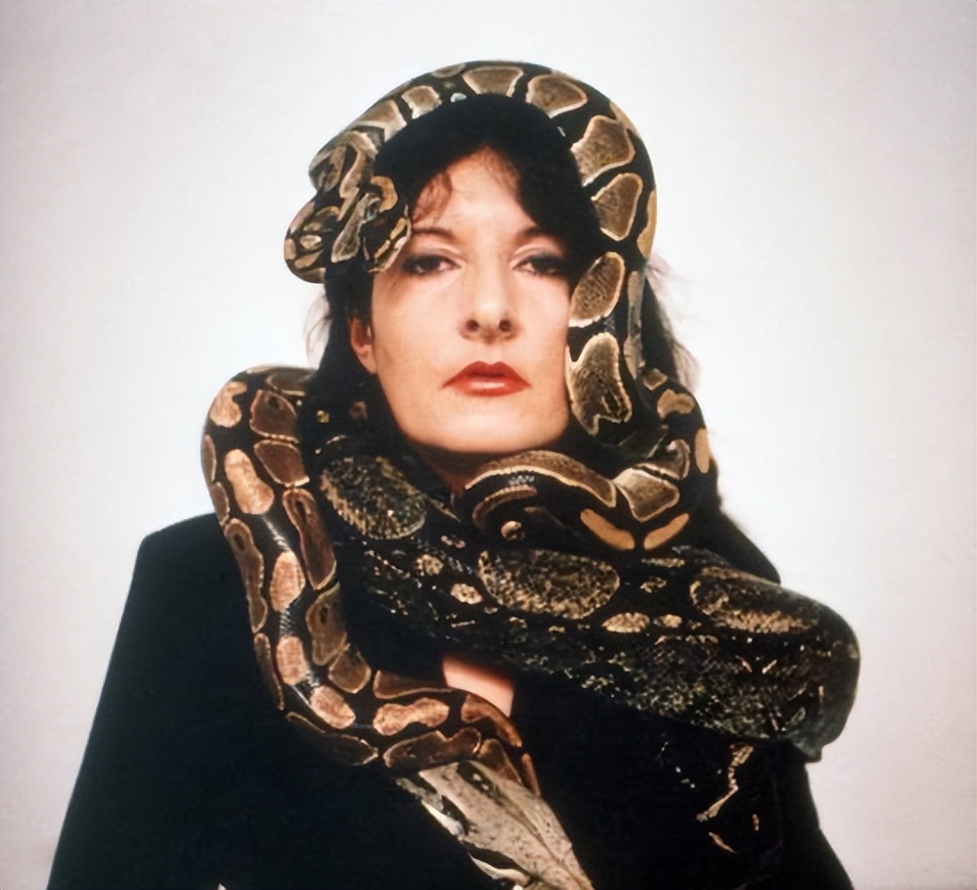 行为艺术之母—玛丽娜裸身试人性，揭示了“人性本恶”的道理