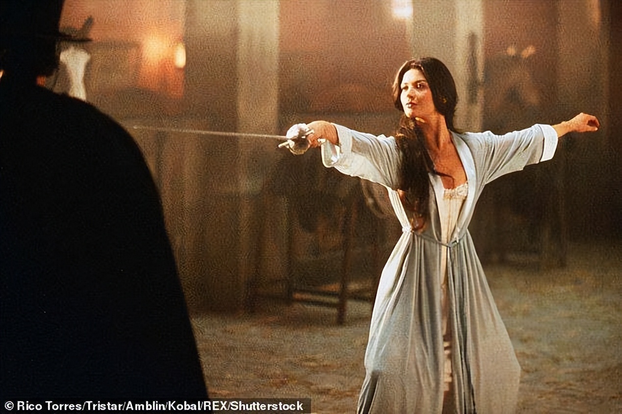 道格拉斯：好莱坞最高段位花心浪子，把小25岁泽塔琼斯吃得死死的