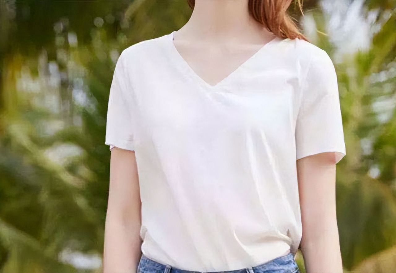 女人胸部长毛有异味是什么情况,女人胸部长汗毛怎么回事