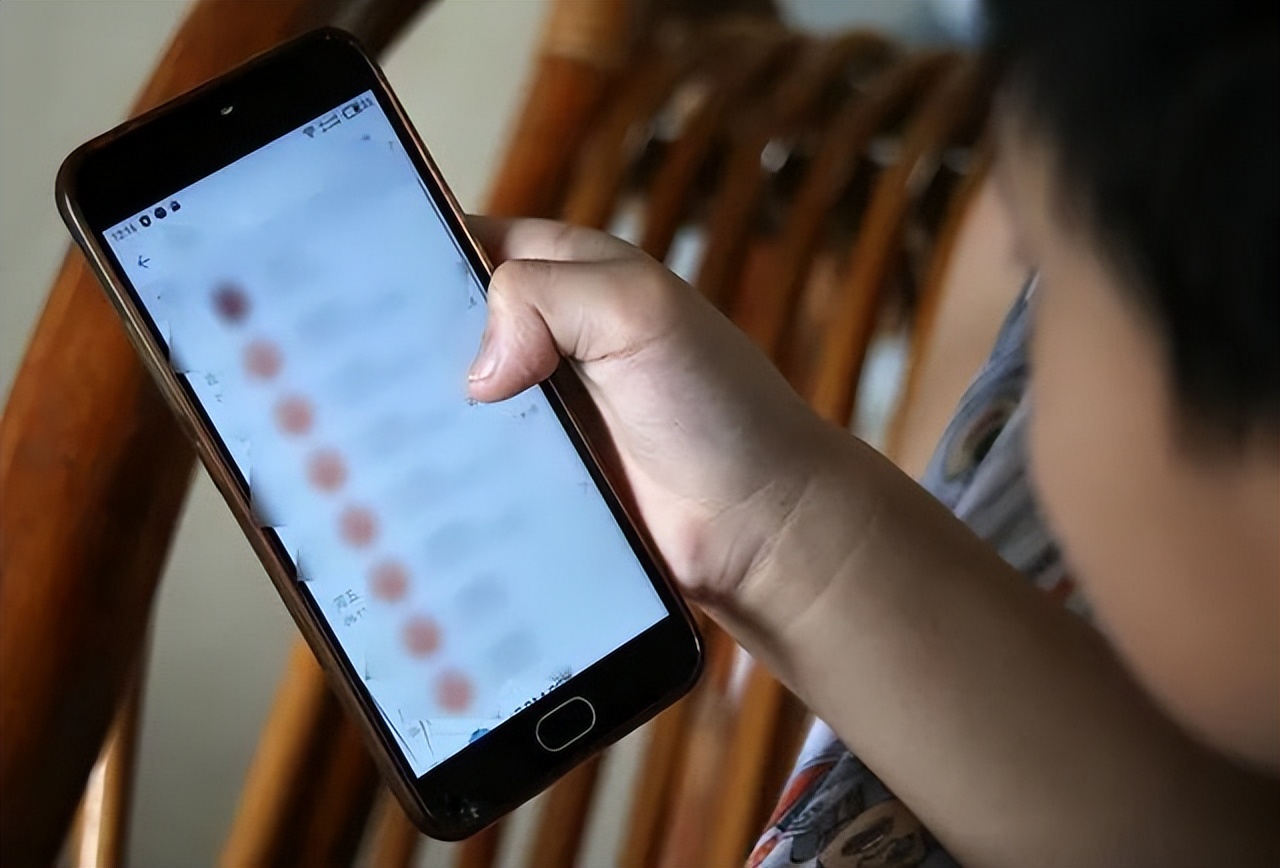 半夜发现儿子看“小黄片”，妈妈又怒又无助，爸爸的做法值得学习