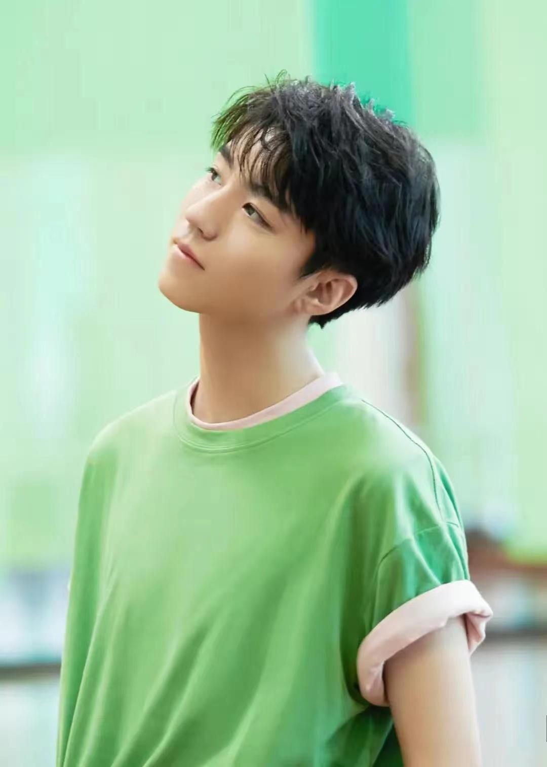 牛油果绿外套男怎么搭配,牛油果绿衬衣搭配少年感