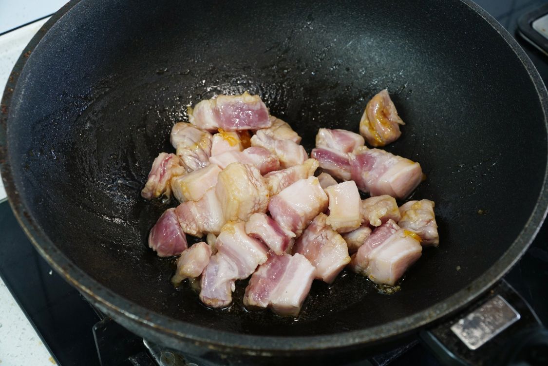 五花肉焖一晚,春天遇到这菜别不懂吃