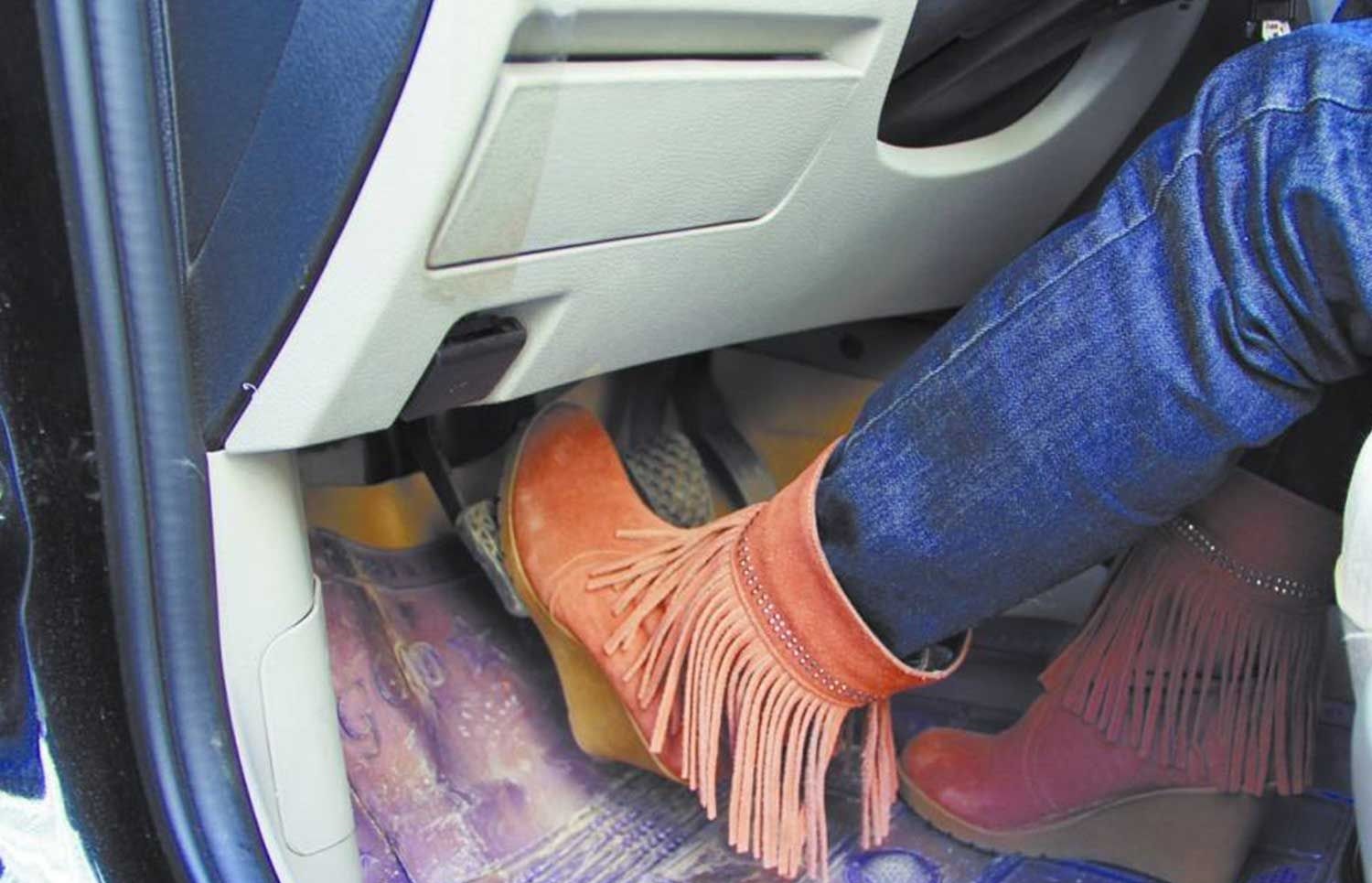 汽车d挡切换m挡困难,汽车d挡行驶换s挡需要踩刹车吗