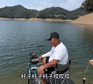 钓鱼硬把鱼拖上岸,鱼竿被鱼拖下水的瞬间