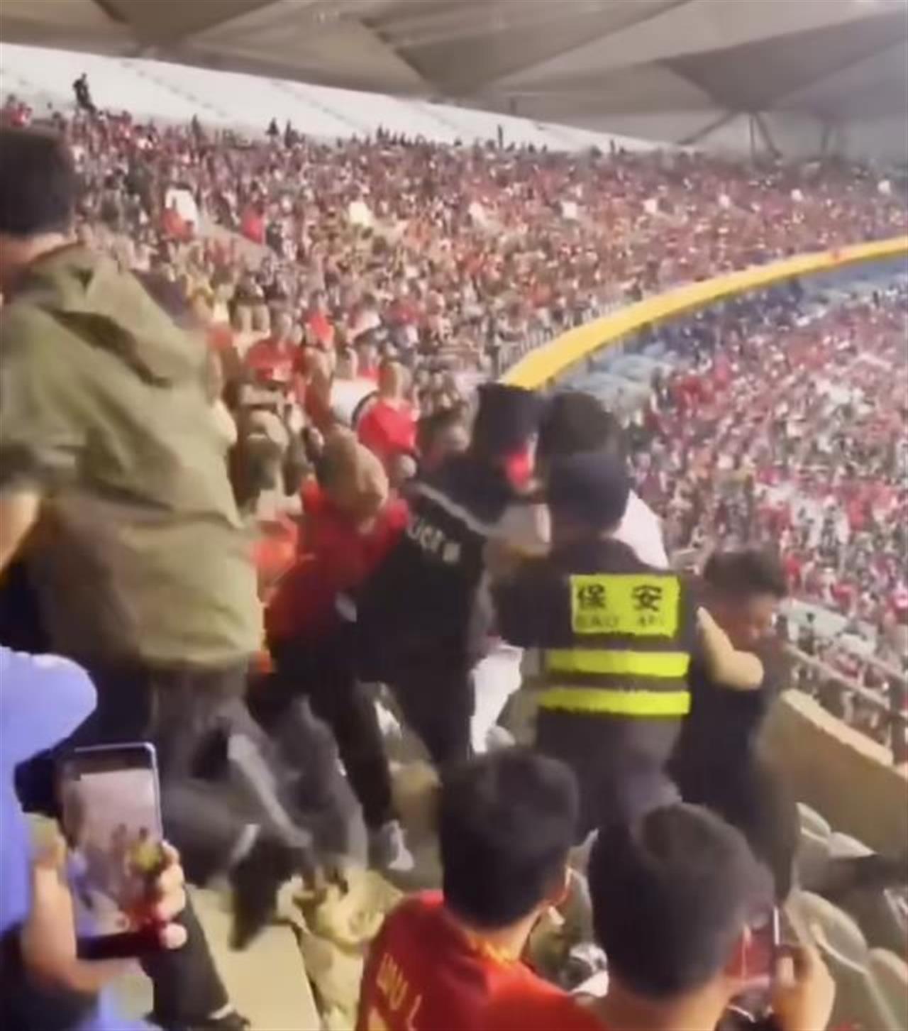 小伙看台挑衅球迷遭围殴后续在哪,小伙看台挑衅球迷遭围殴原视频