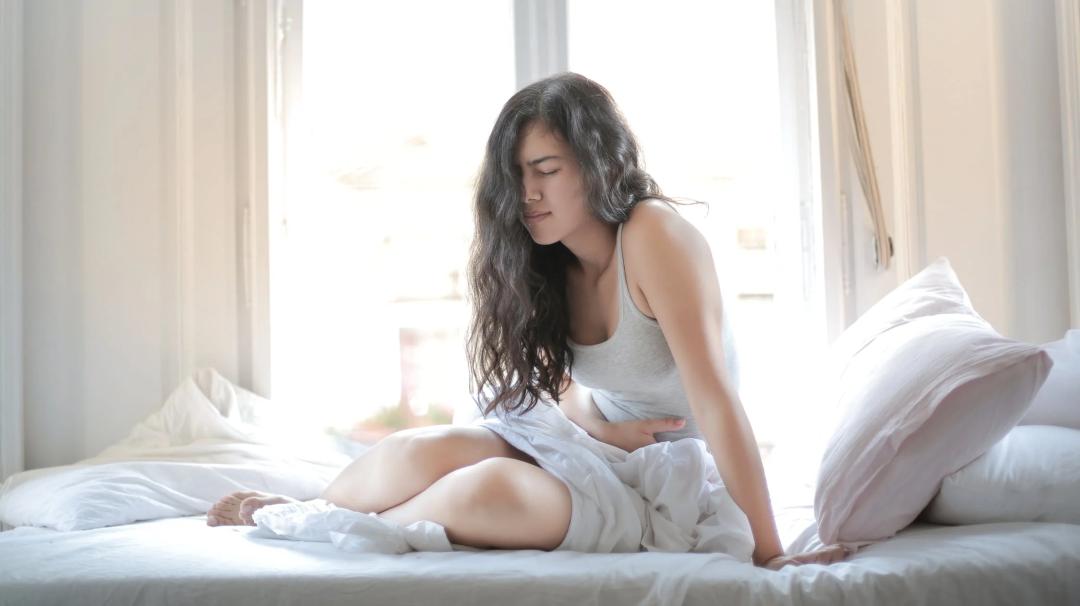 痛经为什么喝热水立刻就能缓解,女性痛经有什么小方法