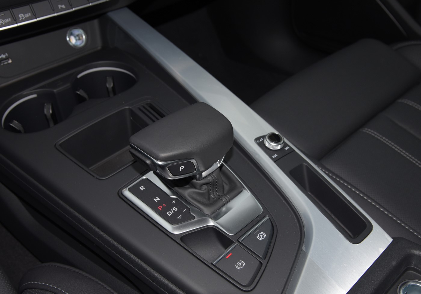 2022款奥迪A4L40TFSI时尚动感型,奥迪a4l40tfsi什么意思