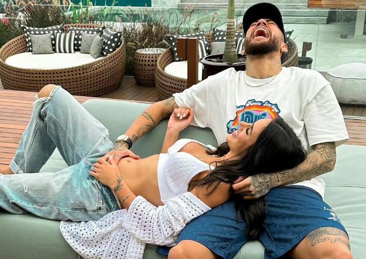 绝了：内马尔又当爹！开心亲吻孕肚，模特女友隐私地方纹身身材棒