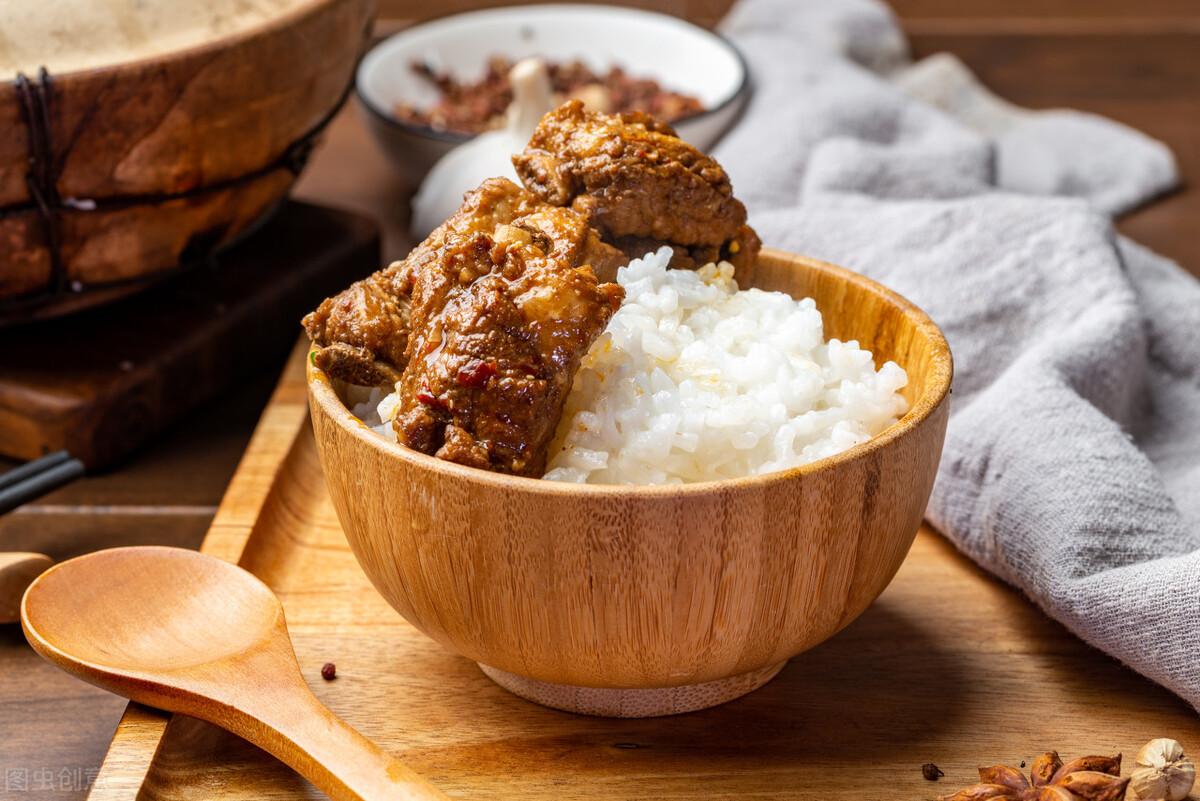 男子购60吨蔬菜驰援西安,男子买排骨支援西安