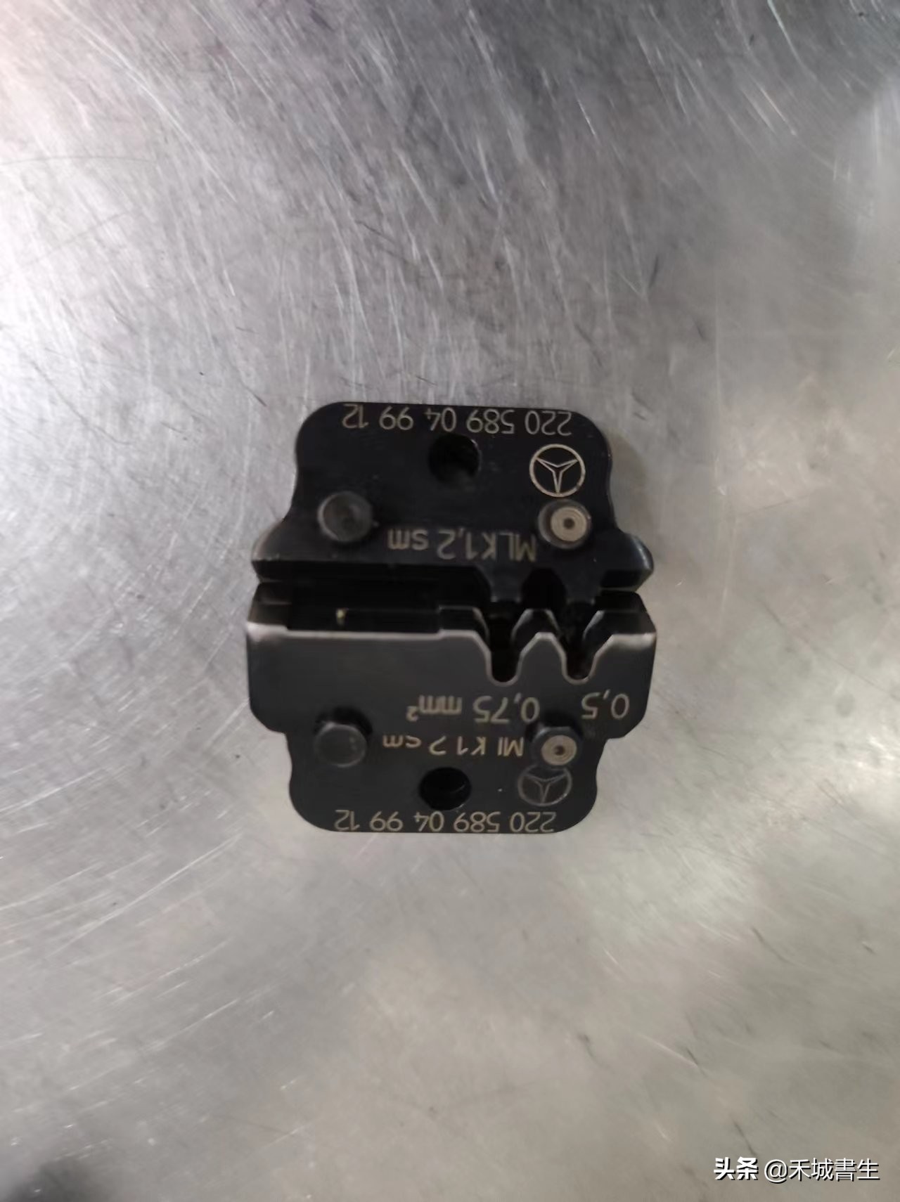 奔驰线束插头怎么拔,奔驰各个线束插头讲解