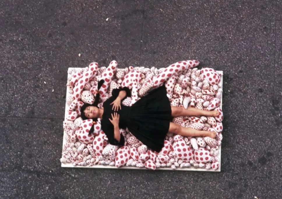 在美国组织全裸行为艺术被捕，日本丑闻女王如何逆袭为最贵女画家