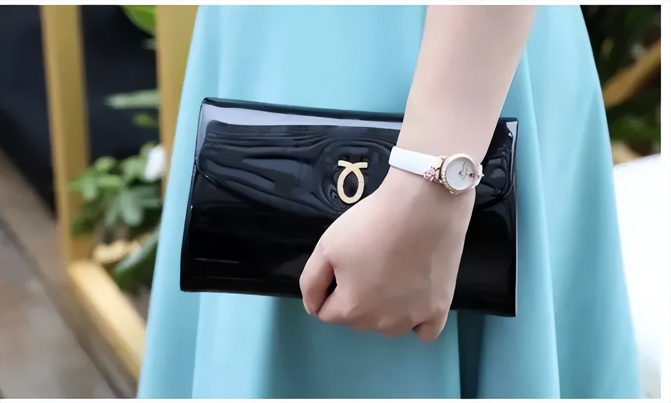 英国女王最喜欢的包包牌子,英国女王拿的包包价格