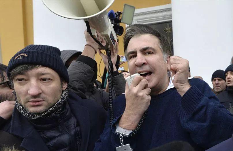 2008年那个敢和普京开战的总统，后来成为流浪汉，偶尔被母亲接济