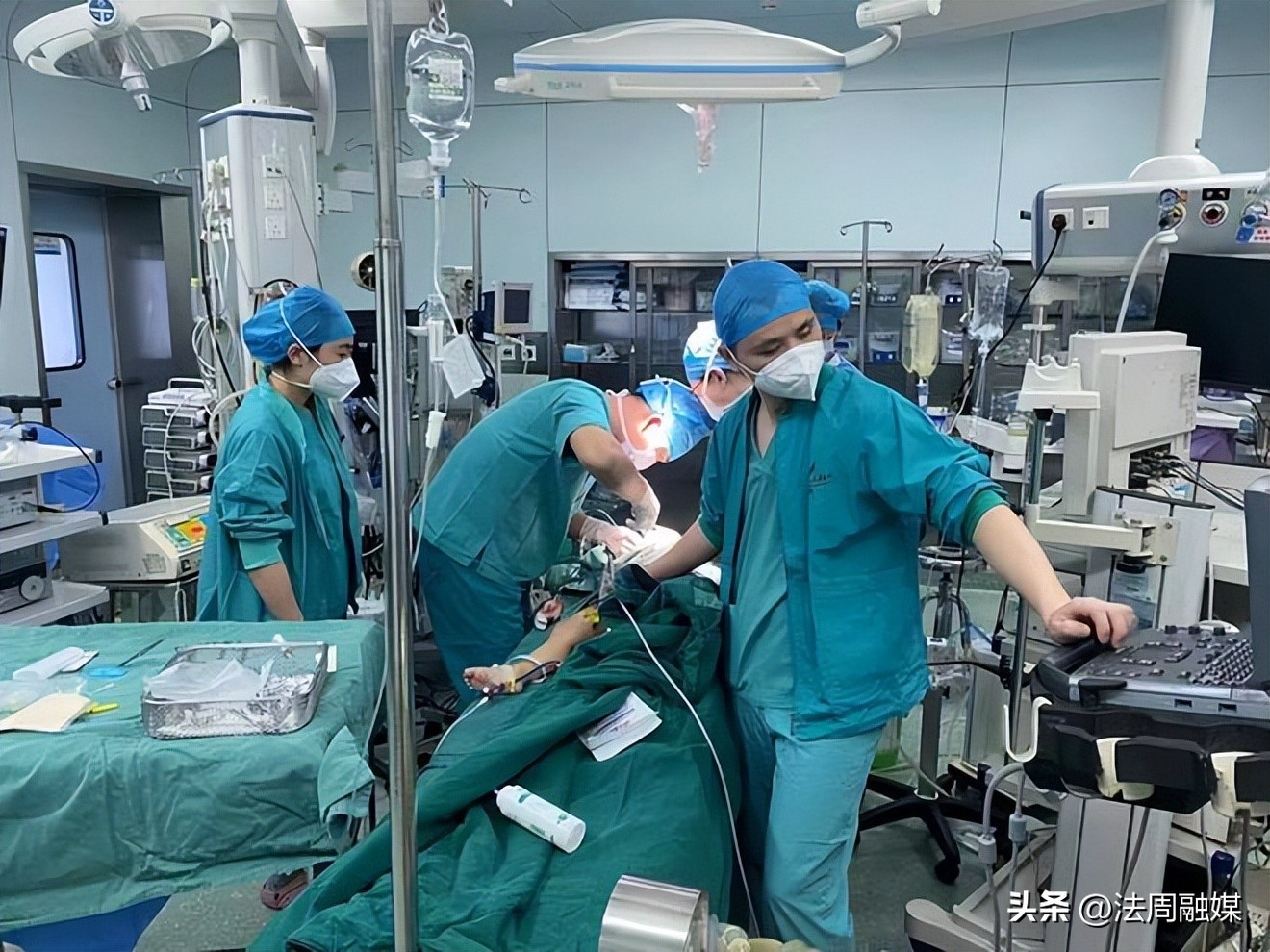 儿童吃花生卡气管死亡,小孩去吃坚果卡住医生接力急救