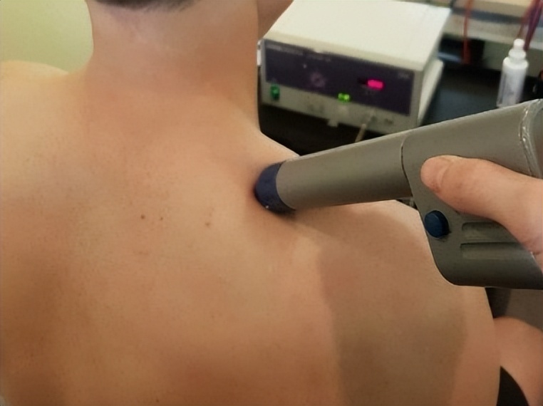 肩胛骨后背疼可能是肺癌吗,后背肩胛骨持续疼痛是肺癌吗